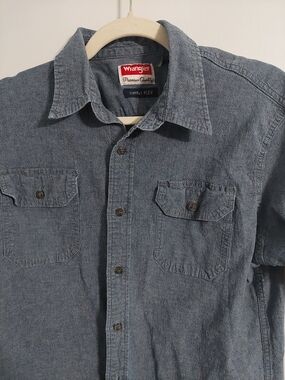 Wrangler Men's Washed Denim Button-Down Shirt in Faded Blue